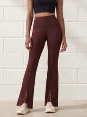Abercrombie YPB sculptLUX Split Flare Legging in Cocoa. Medium